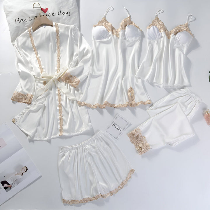 Ensemble kimono en soie blanche avec bordures en dentelle beige. Inclut robe de chambre, débardeurs, shorts et pyjama. Vêtements de nuit élégants pour femme.