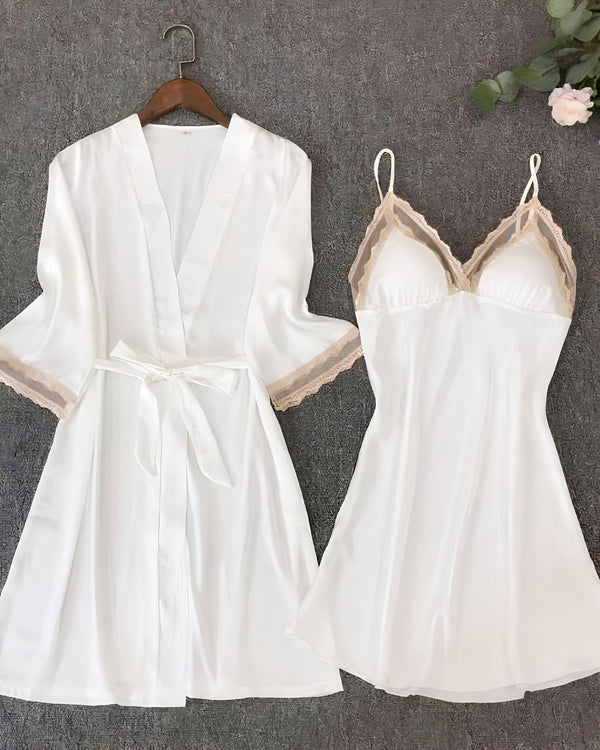 Ensemble kimono blanc élégant, comprenant une robe de chambre avec ceinture et une nuisette assortie avec détails en dentelle. Parfait comme vêtement de nuit luxueux ou peignoir chic. Découvrez notre collection de kimonos.