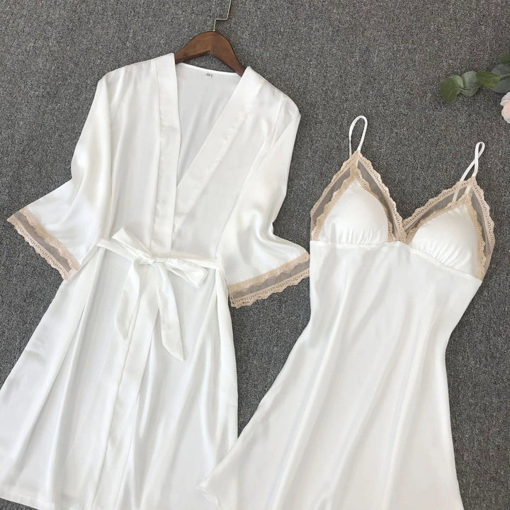 Ensemble kimono blanc en soie avec nuisette assortie. Vêtements de nuit élégants et confortables. Parfait pour se détendre à la maison.