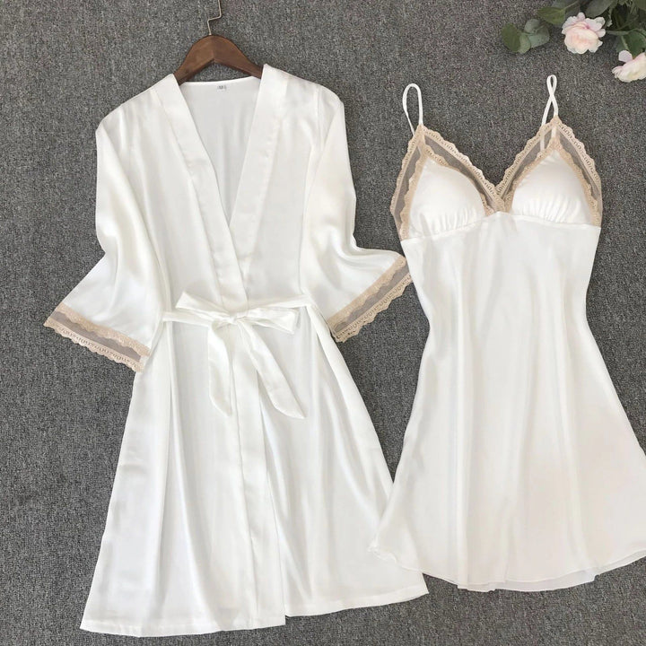 Kimono blanc en soie avec nuisette assortie, détails en dentelle. Vêtements de nuit élégants et confortables.