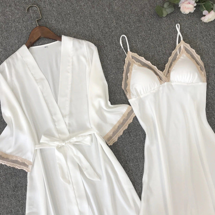 Peignoir kimono blanc en soie et nuisette assortie avec dentelle, ensemble de lingerie féminine confortable et élégante, disponibles à l'achat.