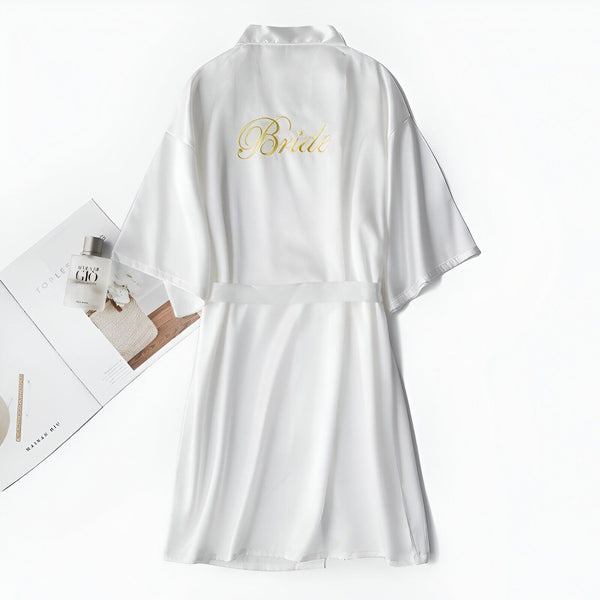 Peignoir kimono blanc pour mariée avec inscription dorée "Bride" au dos. Vêtement idéal pour la préparation du mariage. Notre collection de kimonos pour femmes.