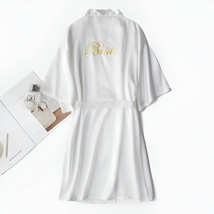 Peignoir kimono blanc pour mariée avec inscription dorée "Bride" au dos. Vêtement idéal pour la préparation du mariage. Notre collection de kimonos pour femmes.