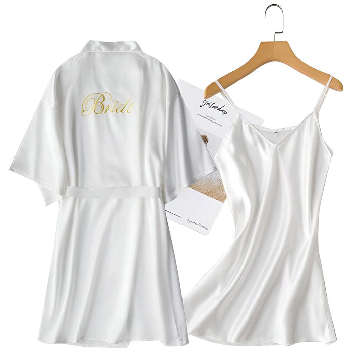 Peignoir kimono blanc avec inscription "Bride" et nuisette en satin blanc. Vêtements parfaits pour la préparation du mariage. Kimonos de notre collection.