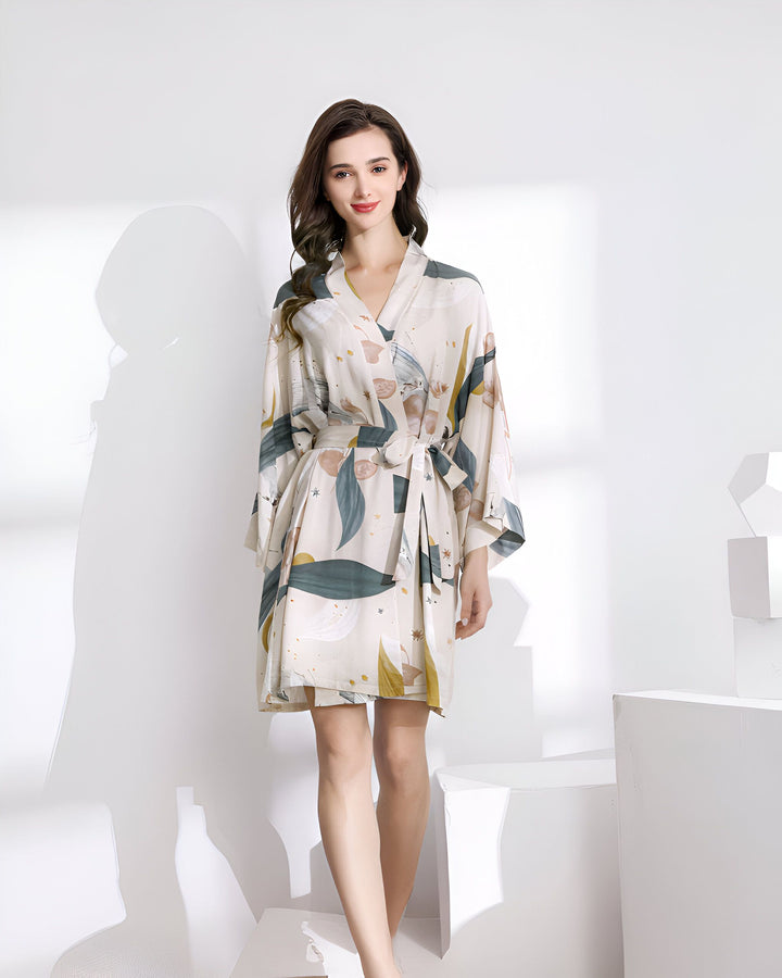 Femme portant un kimono court et léger à motifs floraux. Idéal comme vêtement d'intérieur ou de détente. Découvrez notre collection de kimonos confortables et élégants.