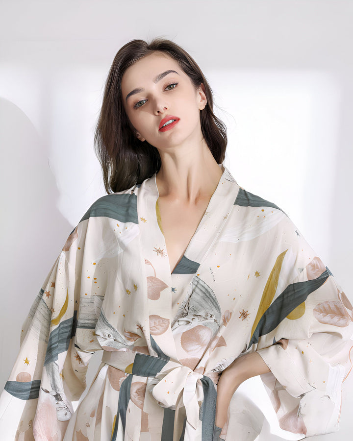 Femme portant un kimono imprimé motifs oniriques. Boutique de kimonos en ligne.