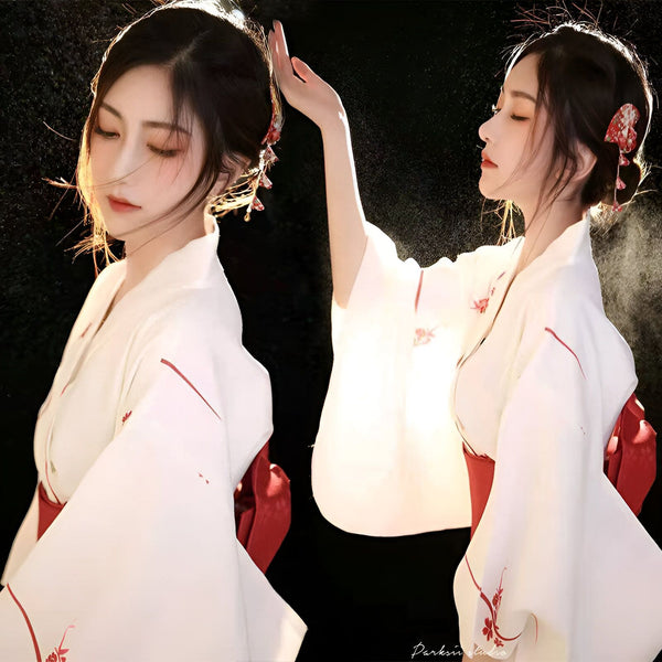 Femme portant un kimono blanc traditionnel avec détails rouges. Vente de kimonos en ligne. Élégance et style japonais. Mode kimono authentique.