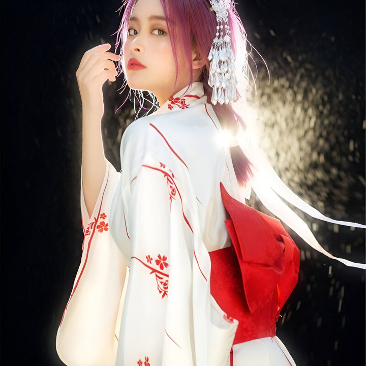 Femme asiatique portant un kimono blanc à motifs rouges et une ceinture obi rouge. Vente de kimonos traditionnels et modernes. Style japonais authentique.