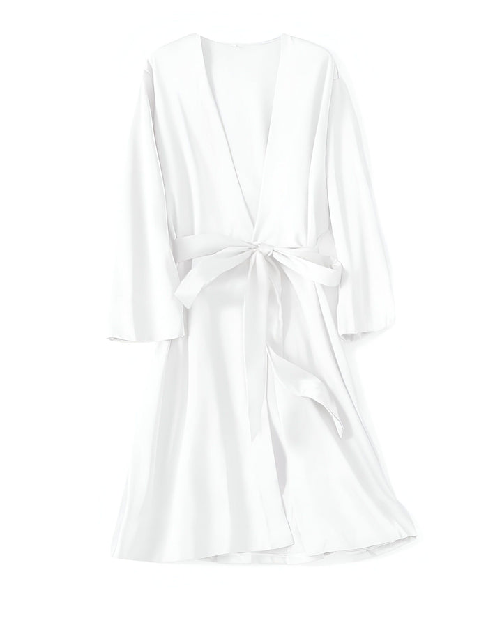Kimono blanc pour femmes avec une ceinture, parfait comme peignoir ou vêtement d'intérieur. Découvrez notre collection de kimonos confortables et élégants.