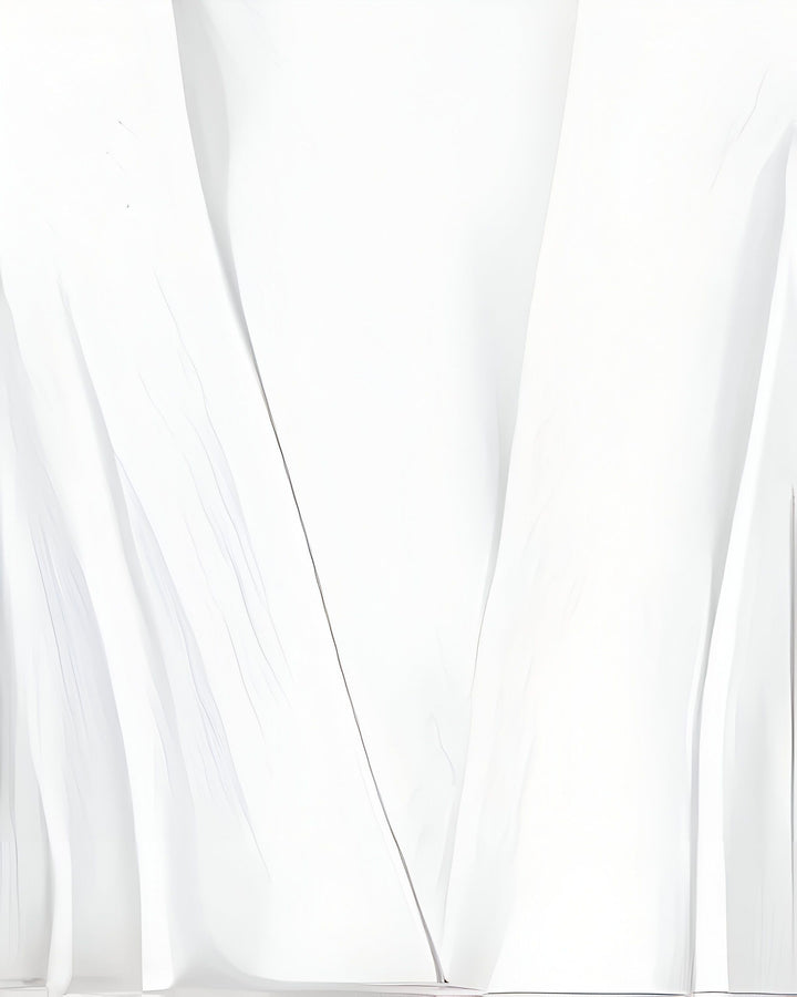 Gros plan sur le tissu blanc d'un kimono, montrant les plis et la texture délicate. Kimonos de haute qualité disponibles à l'achat.