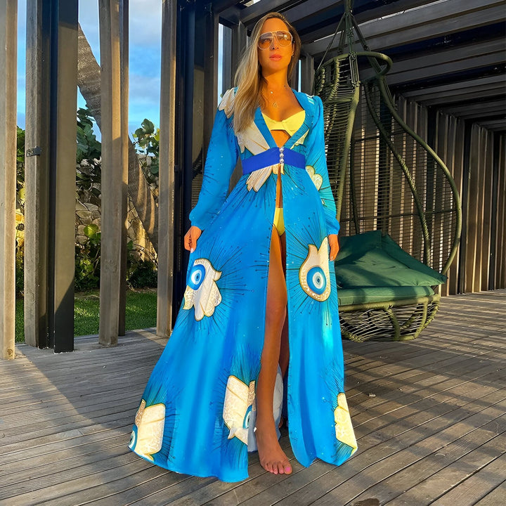 Femme portant un kimono bleu motif œil turc. Vente de kimonos pour femmes, vêtements d'été et de plage. Mode féminine, robe kimono longue et colorée.