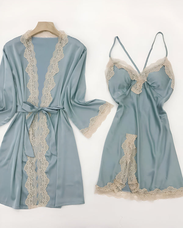 Ensemble kimono bleu ciel avec finitions en dentelle beige. Robe de chambre avec ceinture et nuisette assortie. Idéal pour la détente et le confort. Découvrez notre collection de kimonos luxueux.