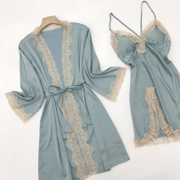 Ensemble kimono bleu avec dentelle beige. Nuisette et peignoir assortis, parfait pour la détente et le cocooning. Vêtements de nuit élégants et confortables.