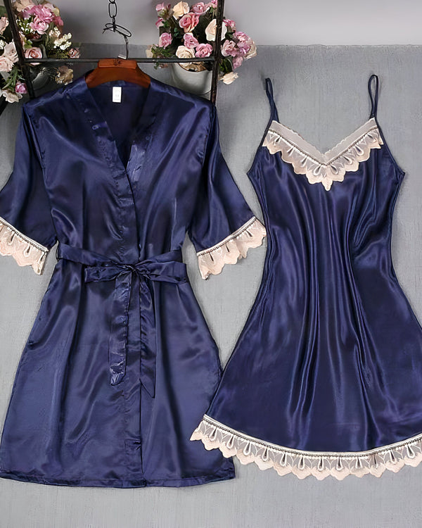 Ensemble kimono bleu marine en satin avec détails en dentelle, comprenant une robe de chambre et une nuisette. Vêtements de nuit élégants et confortables.