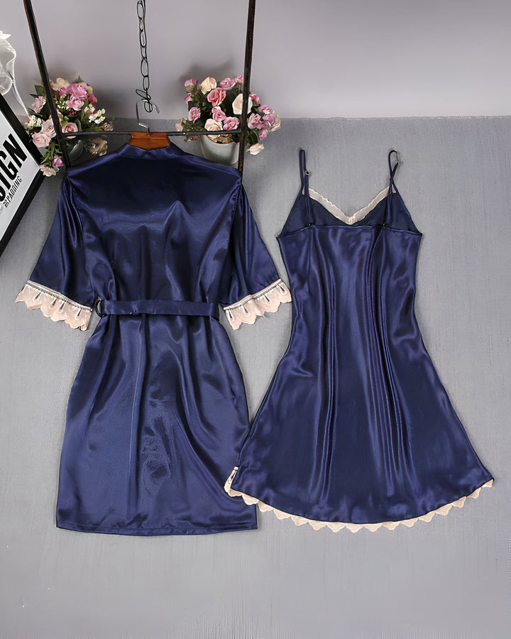 Ensemble kimono en satin bleu marine pour femmes avec robe de chambre et nuisette. Vêtements de nuit élégants avec bordure en dentelle délicate. Parfait pour se détendre avec style. Achetez nos kimonos de qualité supérieure dès aujourd'hui !