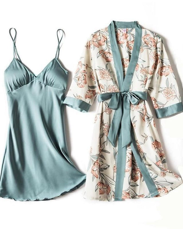 Ensemble kimono : nuisette bleu satiné et peignoir fleuri, élégant et confortable. Collection de kimonos pour femmes.