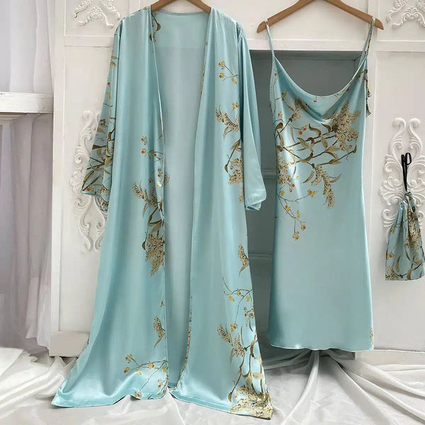 Ensemble kimono bleu clair à motifs floraux, comprenant une robe de chambre longue, une nuisette à bretelles et un sac assorti. Idéal pour un style élégant et confortable. Vêtements de nuit kimono de luxe.