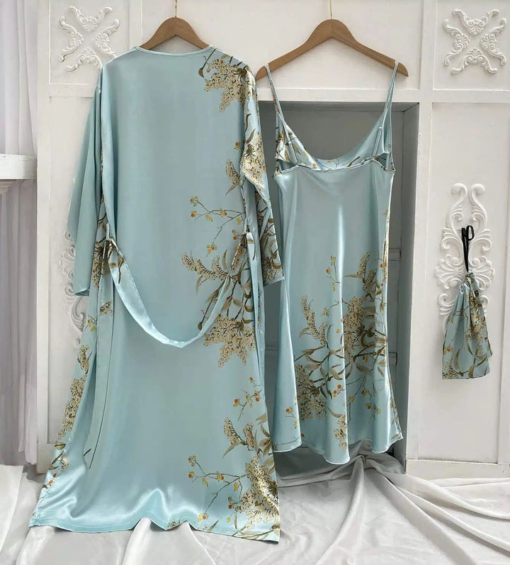 Kimono bleu clair avec motif floral. Ensemble kimono et nuisette en soie. Vêtements de nuit élégants et confortables. Collection de kimonos.