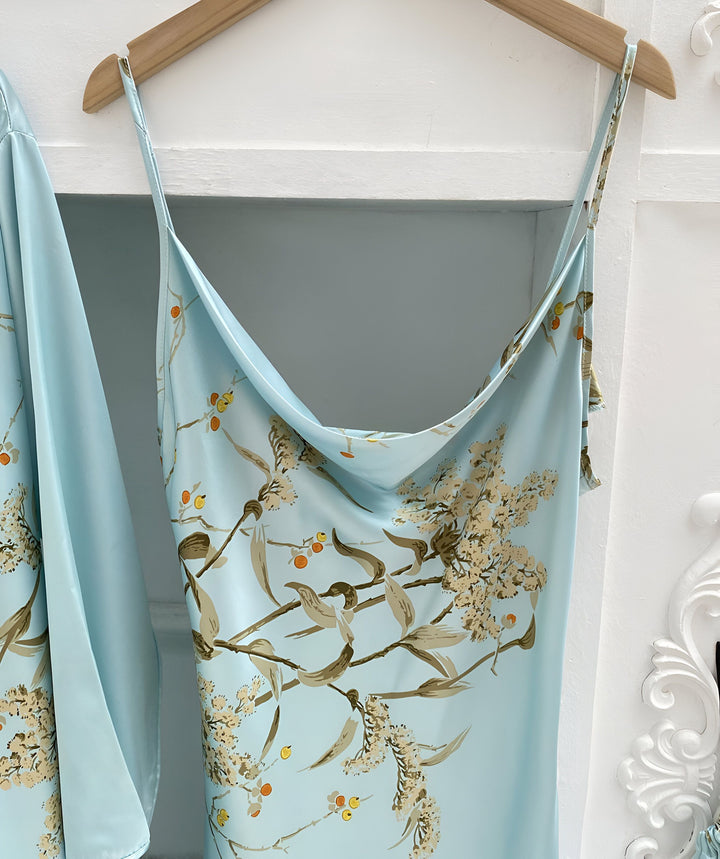 Kimono bleu clair à motifs floraux sur un cintre en bois. Vêtements de nuit élégants de notre collection kimono.