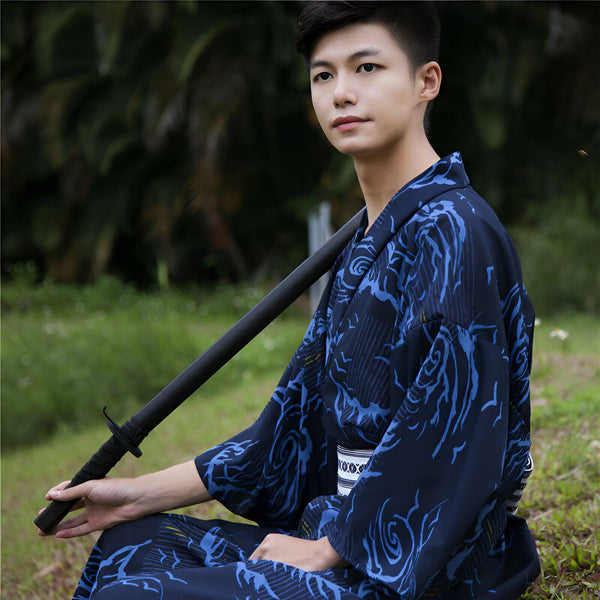 Homme asiatique en kimono bleu marine à motifs, tenant un katana. Vêtements traditionnels japonais à vendre.