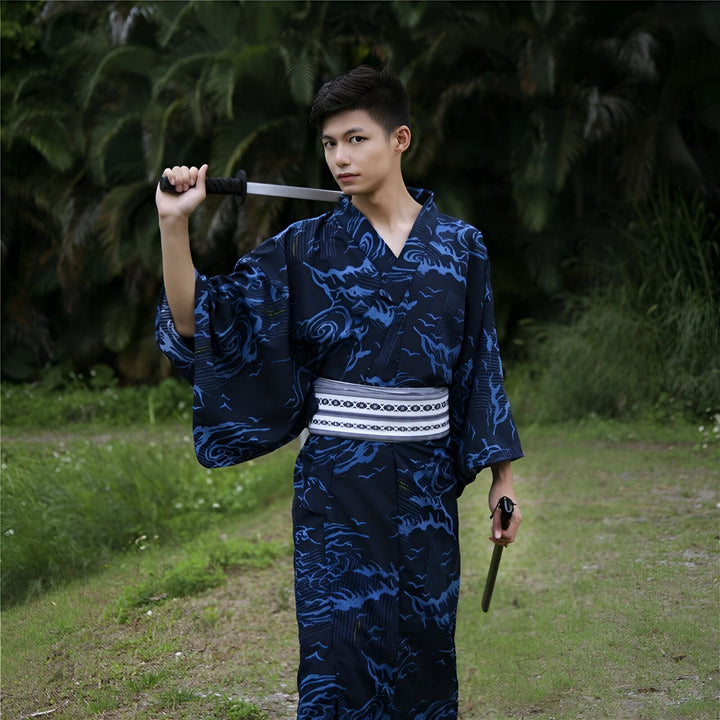 Homme en kimono bleu marine avec motifs, tenant un sabre. Vêtements japonais traditionnels en vente.
