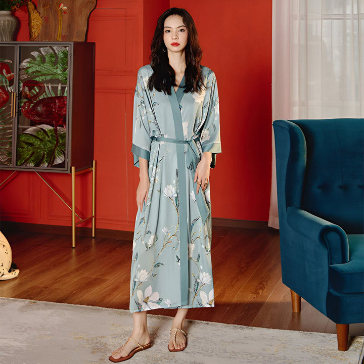Femme portant un kimono long bleu à motifs floraux. Vêtements de détente élégants. Kimonos de notre collection, confort et style garantis.