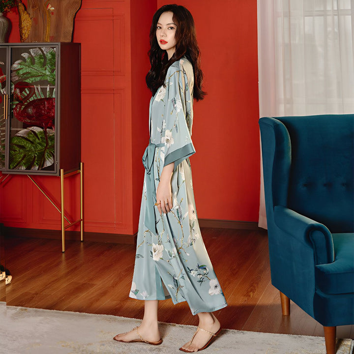 Femme portant un kimono bleu à motifs floraux. Vêtements de détente élégants. Collection de kimonos pour femmes.