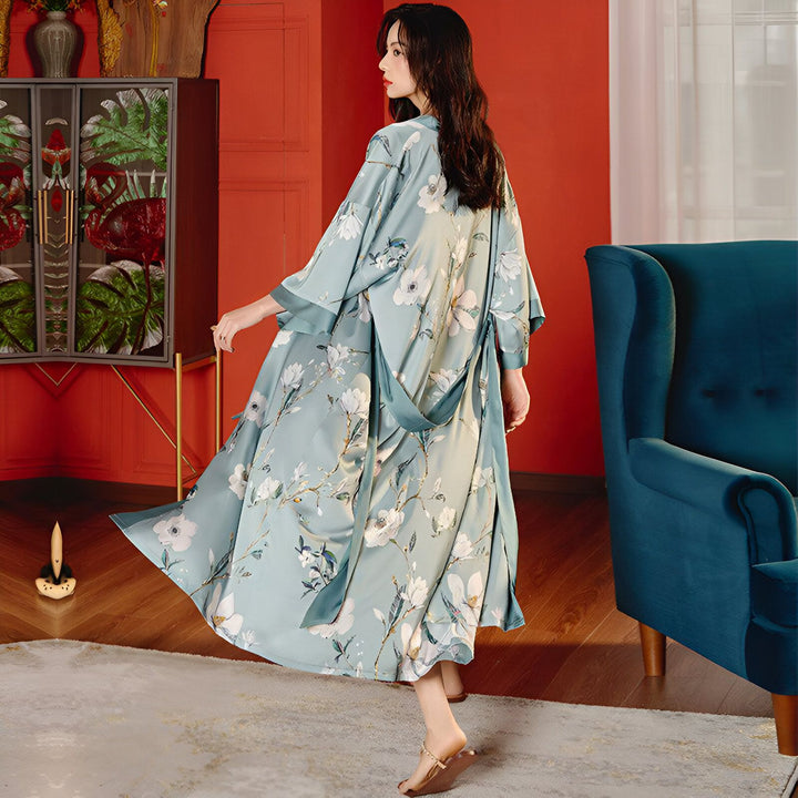 Femme portant un kimono long bleu clair à motifs floraux. Vente de kimonos pour femmes.