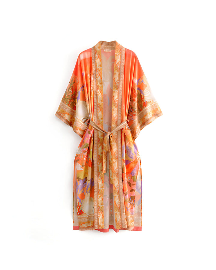 Kimono orange avec motifs floraux et ceinture, style bohème. Vêtement d'extérieur léger et tendance. Parfait pour un look estival unique.
