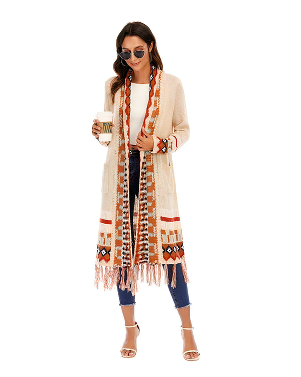 Femme portant un long kimono beige à motifs ethniques, style cardigan. Mode kimono pour femmes.