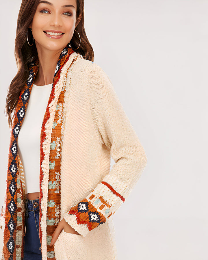 Femme souriante portant un kimono beige à motifs ethniques. Vêtements kimono tendance.