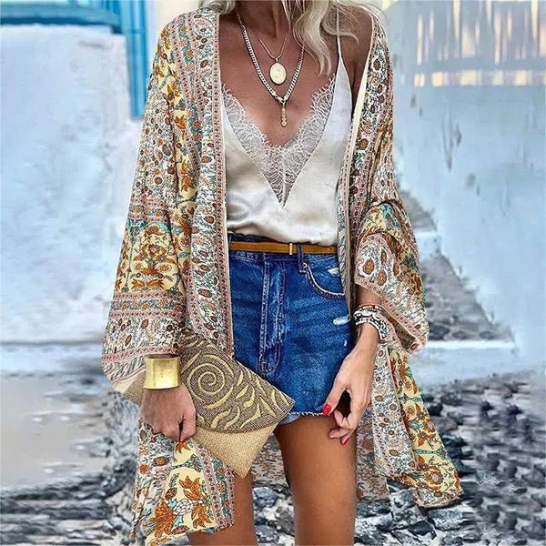 Femme portant un kimono fleuri bohème, un short en jean, un débardeur en dentelle et des bijoux. Vente de kimonos pour femmes.