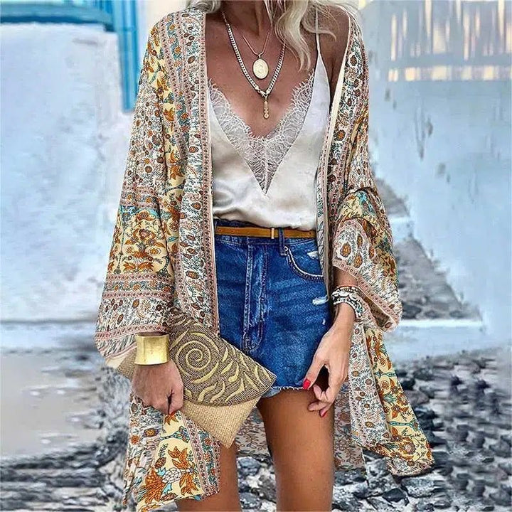 Femme portant un kimono fleuri bohème, un short en jean, un débardeur en dentelle et des bijoux. Vente de kimonos pour femmes.