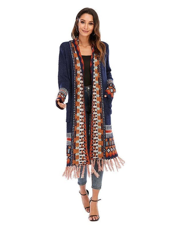 Femme portant un long kimono bleu marine avec motifs ethniques. Kimono à franges, style bohème chic. Vêtements style kimono.