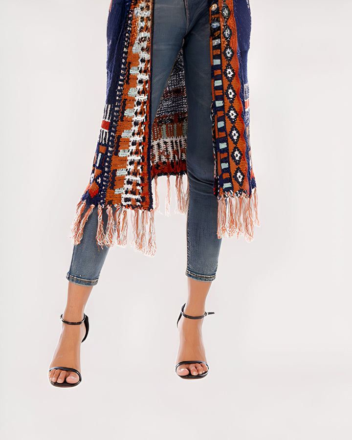 Kimono long à motifs porté avec jean et talons. Collection de kimonos pour femmes.