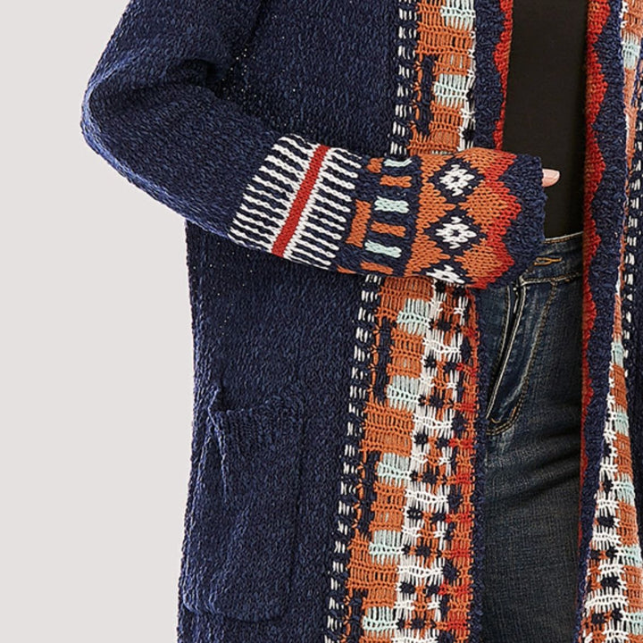 Kimono long en tricot bleu marine avec motifs ethniques orange, blancs et bleus. Détail de poche. Vêtement bohème chic.