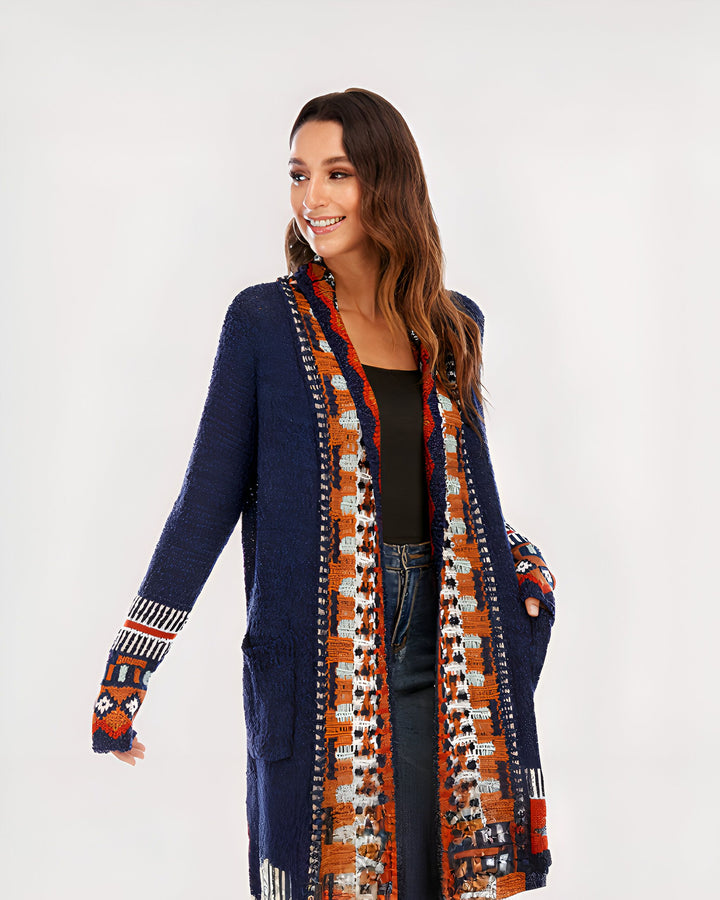 Femme souriante portant un kimono long bleu marine à motifs ethniques orange et blancs. Vente de kimonos pour femmes.