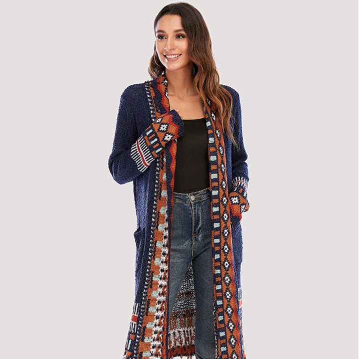 Femme souriante portant un long kimono bleu marine avec des motifs ethniques. Kimono confortable et élégant pour toutes les occasions. Découvrez notre collection de kimonos uniques.