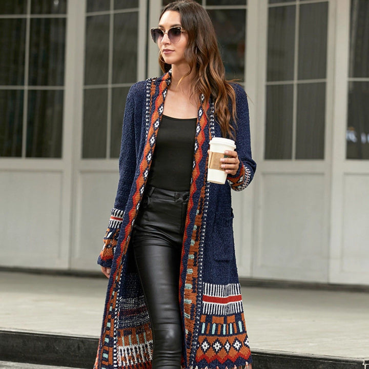 Femme élégante portant un kimono long à motifs ethniques, idéal pour la vente de kimonos en ligne. Style décontracté, confort et originalité garantis.