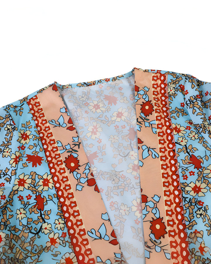 Détail du col d'un kimono fleuri bleu clair et orange. Motifs floraux délicats et couleurs vives. Vêtement kimono élégant.
