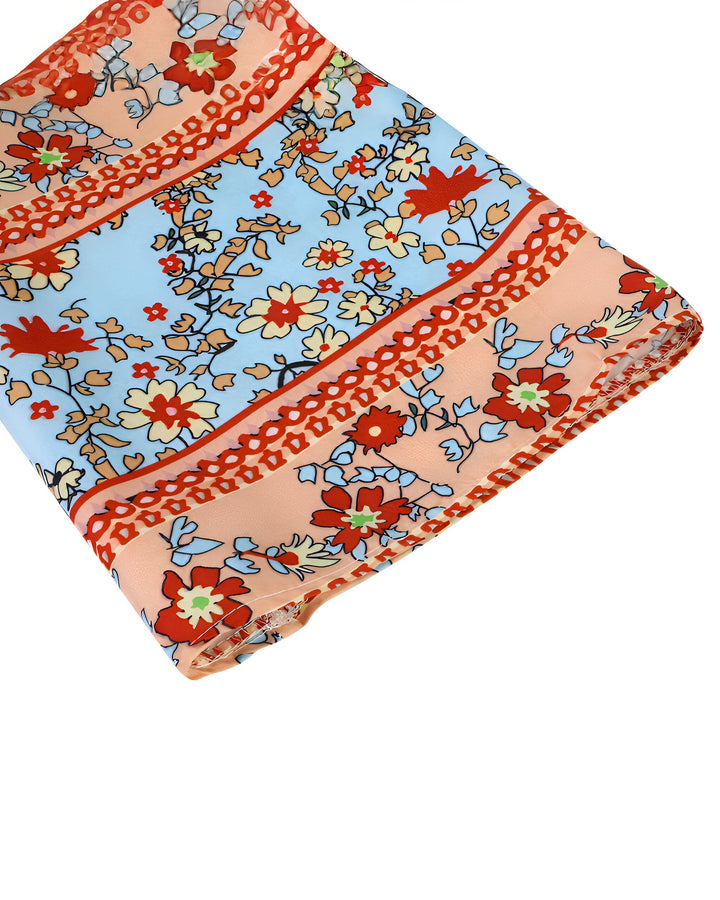 Détail d'un kimono avec motif floral rouge et bleu. Tissu léger et coloré, parfait pour l'été. Collection de kimonos fleuris disponibles.