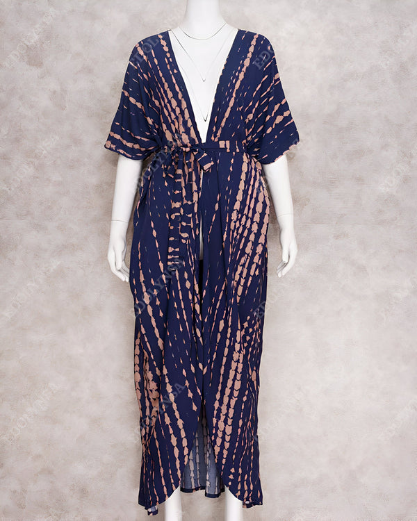 Kimono long bleu marine avec motifs tie-dye pêche, porté par un mannequin. Ceinture assortie. Notre collection de kimonos.