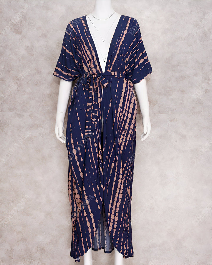 Kimono long bleu marine avec motifs tie-dye pêche, porté par un mannequin. Ceinture assortie. Notre collection de kimonos.