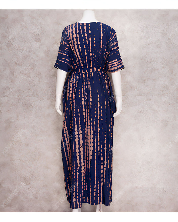 Kimono long bleu marine avec motifs tie-dye pêche, vue de dos. Découvrez notre collection de kimonos uniques.