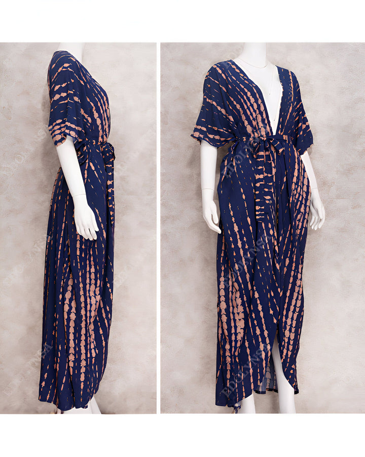Kimono long bleu marine à motifs tie-dye, porté par un mannequin. Vêtement fluide avec une ceinture à la taille. Idéal pour un look décontracté et élégant. Découvrez notre collection de kimonos en ligne.