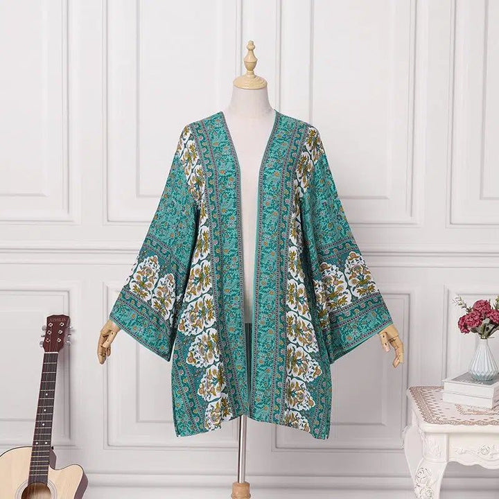 Kimono turquoise à motifs floraux sur un mannequin. Vente de kimonos en ligne.