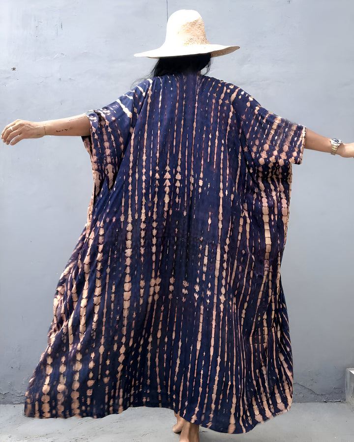 Femme portant un kimono bleu tie-dye avec un chapeau. Vêtements kimono pour femmes à vendre.