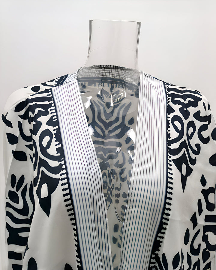 Kimono blanc et noir à motifs géométriques sur mannequin. Vente de kimonos originaux.