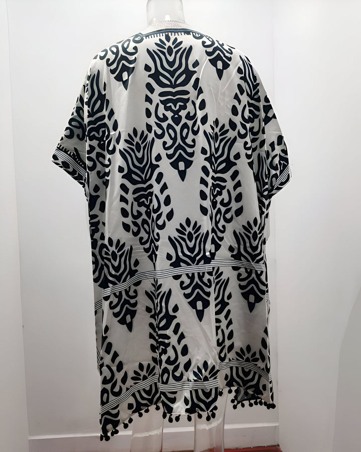 Kimono blanc à motifs noirs, style décontracté. Vêtement d'extérieur léger pour femme. Collection de kimonos tendances.