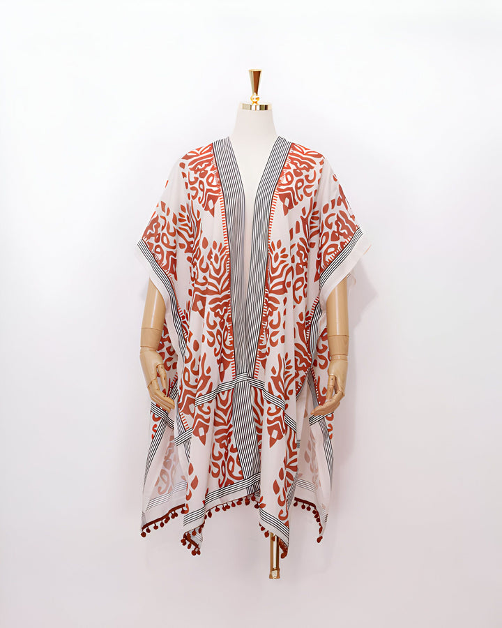 Kimono pour femme à motifs rouges et blancs sur mannequin. Vêtement ample et confortable, idéal pour la plage ou la maison. Découvrez notre collection de kimonos uniques et élégants.